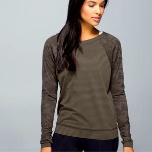 LULULEMON LONG SLEEVE CAMO TOP — SIZE 6 (based on measurements)